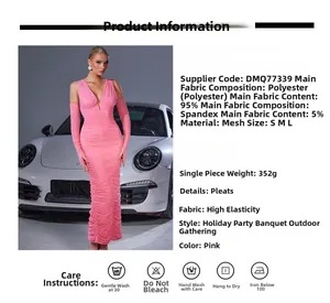 Dettaglio dell'abito aderente rosa drappeggiato con testo su poliestere ed elastan