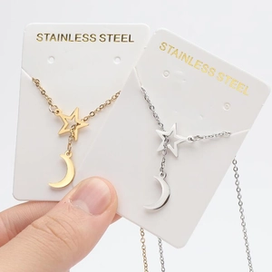Détail du collier minimaliste en acier inoxydable avec pendentif étoile et lune or et argent