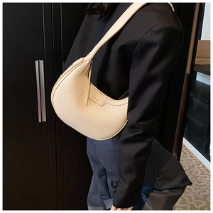 Dettaglio della borsa a mezzaluna in pelle beige con logo Polok goffrato sul davanti