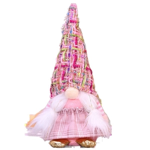 Gnome de Noël rose sans visage avec bonnet en tweed et barbe blanche sur fond blanc