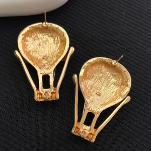 Vue détaillée du dos des boucles d'oreilles montgolfière avec texture métal martelé