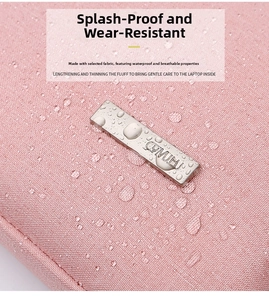 Dettaglio del tessuto impermeabile rosa della borsa per laptop con gocce d'acqua