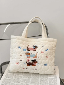 Sac fourre-tout matelassé avec broderie mignonne et lettrage sur une chaise claire