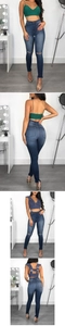 Détail du jean skinny taille haute déchiré montrant la coupe galbante et l'effet push-up