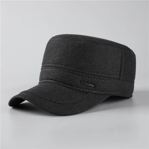 Détail du chapeau militaire en laine grise avec logo métallique et coutures précises