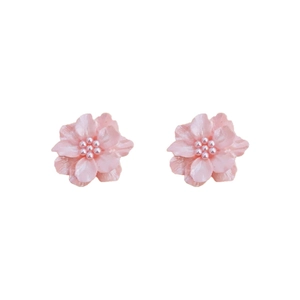 Élégantes boucles d'oreilles fleur rose en acrylique avec centre en perle sur fond blanc
