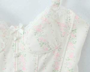 Gros plan du haut bustier à fleurs avec bordure en dentelle délicate et petit nœud central