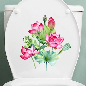 Dettaglio macro dell'adesivo impermeabile per sedile WC con design loto rosa acquerello