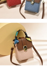 Détail de mini sacs matelassés avec poignées en soie et fermoirs métalliques dorés