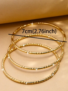 Trois joncs dorés 24K de 3mm avec texture gravée diagonale et diamètre de 7cm