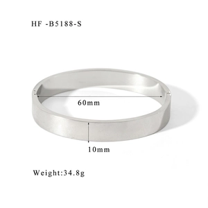 Detail view of mirror-polished 10mm steel bangle showing 60mm diameter and 34.8g weight