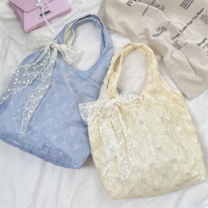 Détails macro des sacs en toile d'été avec texture florale délicate et nœud en dentelle