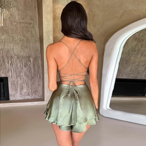 Vue arrière du combishort en satin vert olive avec lacets et ourlet à volants