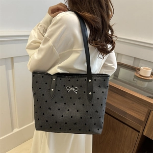 Dunkelgraue Tragetasche mit Polka-Dots und silbernem Schleifenanhänger für Damen