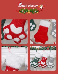 Détail de chaussettes de Noël en tricot avec pattes d'animaux et revers en peluche