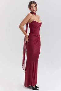 Robe de soirée sirène en mousseline bordeaux avec détails plissés et tour de cou assorti