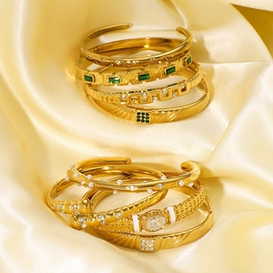 Ensemble de bracelets en acier doré 18 carats avec émeraude verte et perles