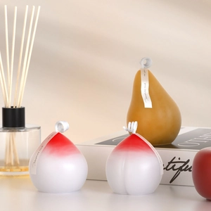 Vue détaillée de bougies 3D en forme de fruits avec motifs de pêche poire et pomme