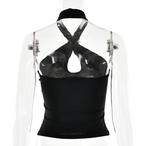 Détail du haut licou noir avec dos croisé noué et découpe en goutte sur tissu extensible
