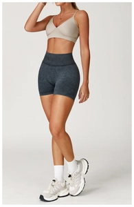 Détail du short de yoga sans couture gris foncé avec taille haute et texture marbrée