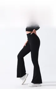 Vue latérale du pantalon de yoga noir évasé à taille haute avec texture côtelée
