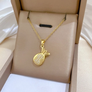 Vue macro du pendentif sac de chance doré avec signe dollar en diamants sur satin