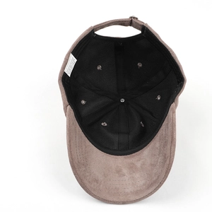 Casquette en suédine marron avec doublure en maille et étiquette 100% polyester