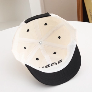 Détail des coutures intérieures renforcées et de la structure de cette casquette de baseball
