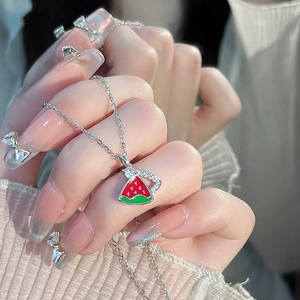 Collier pastèque d'été en acier inoxydable avec émail coloré et cristaux étincelants