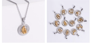 Détail macro de pendentifs zodiaque plaqués argent et or avec des motifs en relief