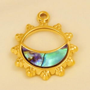 Detaillierte Makroansicht des Sonnenanhängers aus 304 Edelstahl mit Perlmutt-Inlay