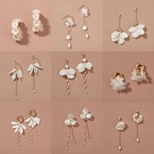 Details von 9 Paar weißen Blumen- und Perlenohrringen mit Legierung und Acryl-Elementen