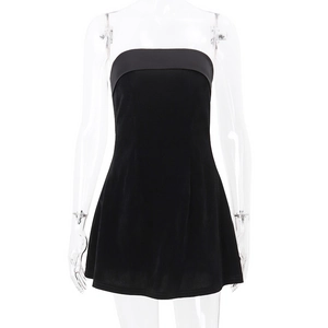Detalle del elegante vestido corto de terciopelo negro sin tirantes con textura suave