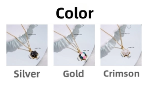 Gros plan de colliers tortue plaqués or 18 carats avec pendentifs en émail multicolore