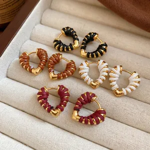 Boucles d'oreilles cœur tissées en or 18 carats en noir, marron, blanc et bordeaux