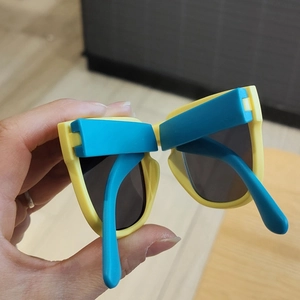 Lunettes de soleil pliables pour enfants avec monture jaune et branches bleues