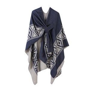 Dunkelblauer und grauer gestreifter Strick-Poncho mit geometrischem Muster und Knoten
