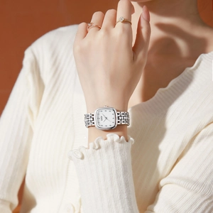 Elegante GEDI Damenarmbanduhr im silbernen Retro-Luxusstil mit quadratischem Zifferblatt