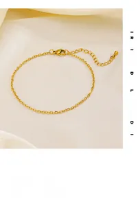 Détail de la chaîne de cheville en acier plaqué or 18K avec fermoir mousqueton sur soie
