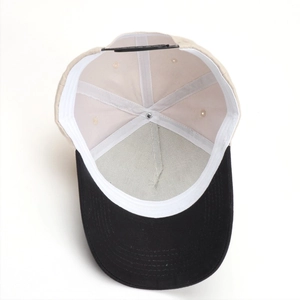 Casquette de baseball bicolore beige et noir avec fermeture snapback et vue intérieure