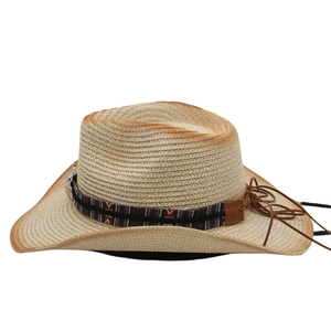 Détail d'un chapeau de cowboy en paille avec ruban ethnique et bord dégradé marron
