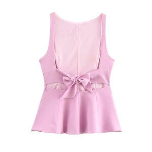 Détail du haut sans manches rose avec dos nu, nœud décoratif et ourlet à volants élégant