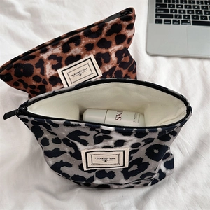 Dettaglio delle pochette leopardate con chiusura a zip e capienza interna spaziosa