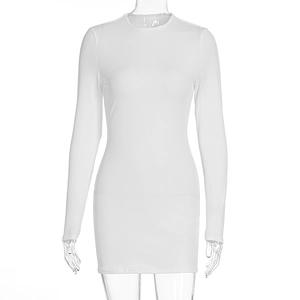 Détail du tissu en maille côtelée et des manches de la robe bodycon blanche ajustée