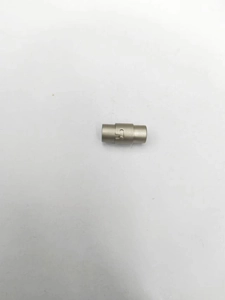Vue macro d'un fermoir magnétique argent mat avec une structure cylindrique à trois étapes
