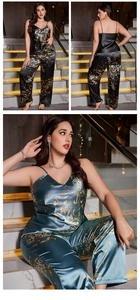 Detail eines Satin-Pyjama-Sets mit Blumendruck, V-Ausschnitt-Top und weiter Hose