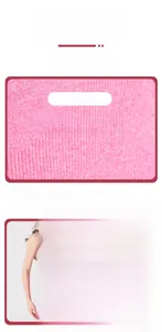 Detailansicht eines rosa gerippten Yoga-Jumpsuits mit nahtloser Kante und Textur