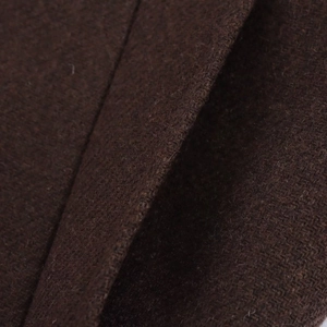 Gros plan du tissu en laine marron foncé montrant les détails de fibre du manteau