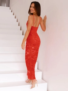 Dettaglio del tessuto jacquard rosso e del design posteriore su un elegante abito lungo