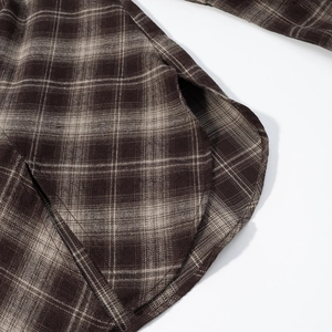 Détail de l'ourlet latéral d'une chemise à carreaux vintage en flanelle marron